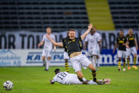 s Karol Mets och Östersunds Blair Turgott