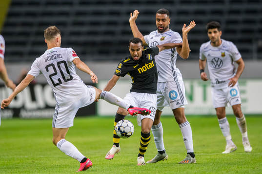 s Bilal Hussein mot Östersunds Felix Hörberg och Noah