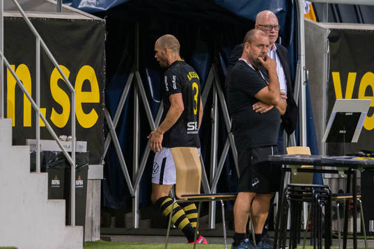 s Per Karlsson lämnar planen