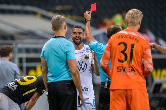 Östersunds Noah Sonko Sundberg får rött kort av domare