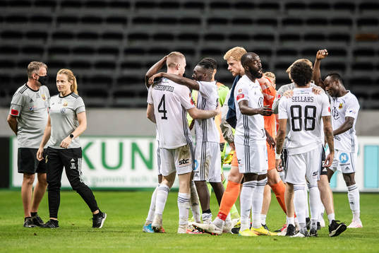 s målvakt Jacob Haugaard deppar medan Östersunds Thomas