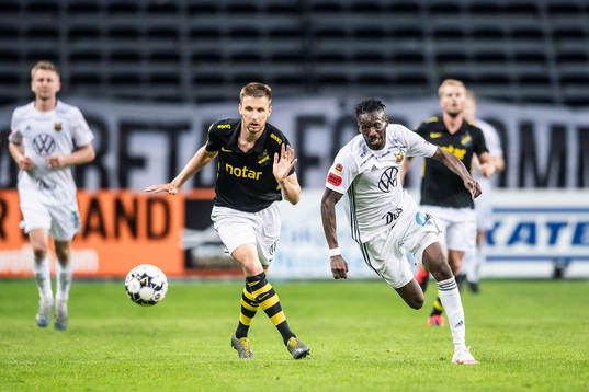 s Karol Mets och Östersunds Blair Turgott
