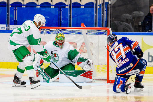 Rögles målvakt Christoffer Rifalk stoppar en puck från