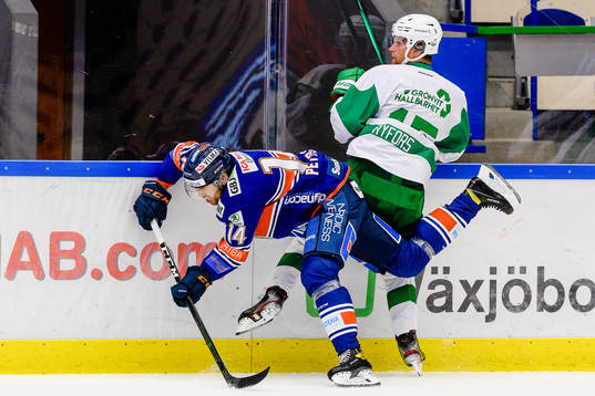 Växjös Emil Pettersson tacklar Rögles Simon Ryfors