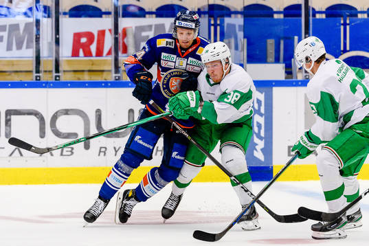Växjös Peter Andersson tacklar Rögles Erik Andersson