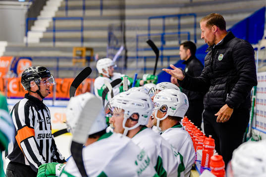 Rögles tränare Cam Abbott pratar med Domare Patric