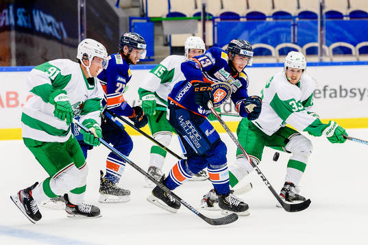 Växjös Jack Drury mellan Rögles Adam Tambellini och