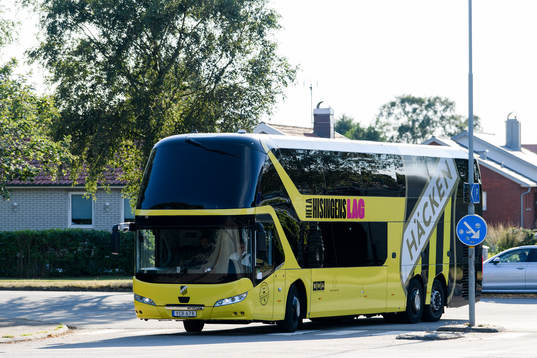 Häckens spelarbuss anländer före fotbollsmatchen i