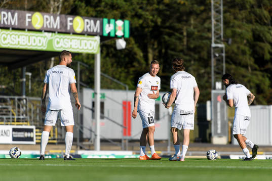 Häckens spelare före fotbollsmatchen i Allsvenskan mellan