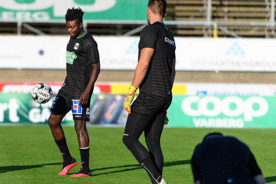 Varbergs Gideon Menah före fotbollsmatchen i Allsvenskan