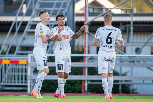 Häckens Ahmed Yasin jublar med lagkamrater