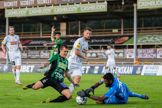 Varbergs Jon Birkfeldt och Häckens målvakt Jonathan Ursin