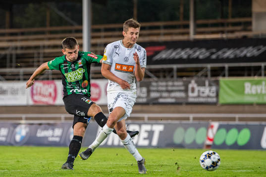 Varbergs Erion Sadiku testar skott