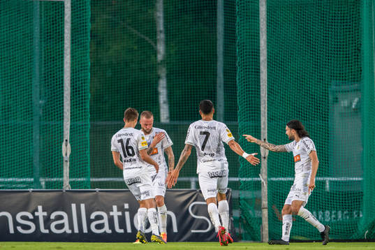 Häckens spelare jublar