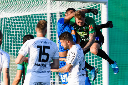 Häckens målvakt Jonathan Ursin Rasheed och Varbergs