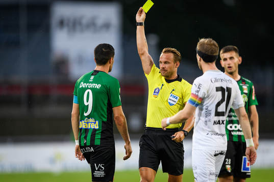 Varbergs Astrit Selmani får gult kort av domare Kristoffer