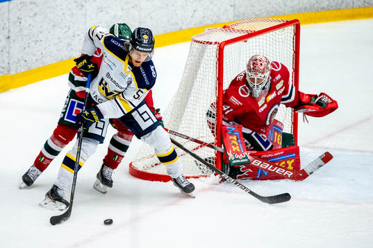 s Anton Wedin och Frölundas målvakt Niklas Rubin
