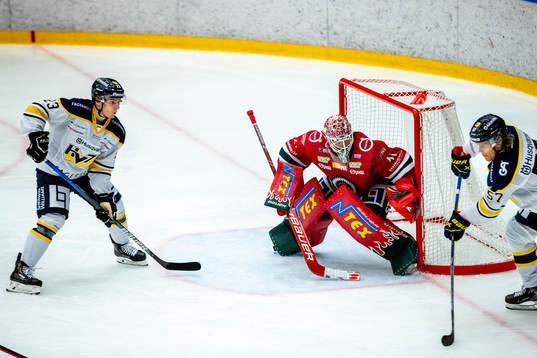 s Lias Andersson och Anton Wedin mot Frölundas målvakt
