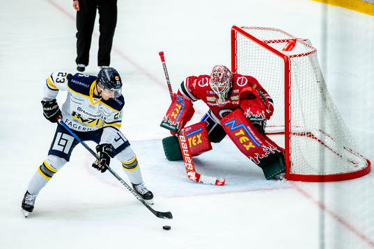 s Lias Andersson mot Frölundas målvakt Niklas Rubin
