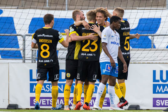 Hammarbys Kalle Björklund jublar med lagkamrater