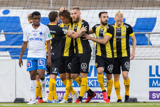 Hammarbys Kalle Björklund jublar med lagkamrater