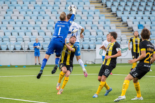 Hammarbys målvakt David Ousted i kollision med Mads Fenger