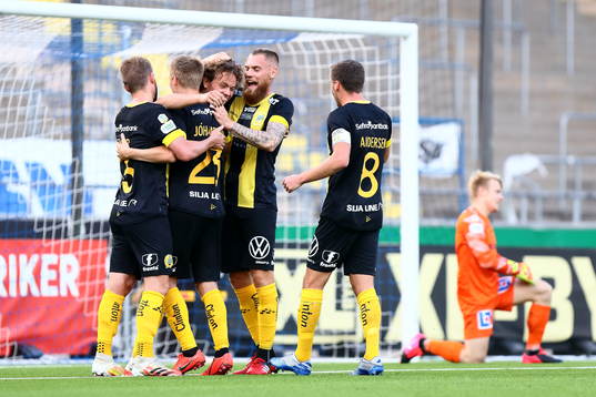 Hammarbys Kalle Björklund jublar med lagkamrater
