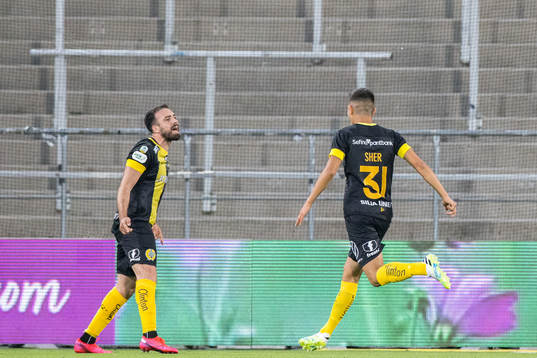 Hammarbys Abdul Khalili jublar med lagkamrater