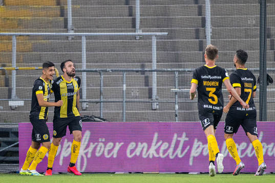 Hammarbys Abdul Khalili jublar med lagkamrater