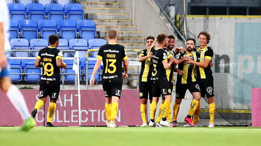 Hammarbys Abdul Khalili jublar med bland andra Kalle