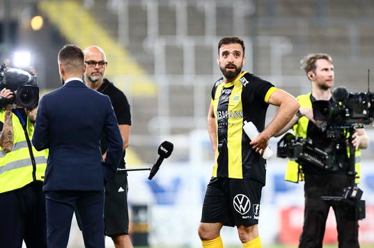 Hammarbys Abdul Khalili blir intervjuad