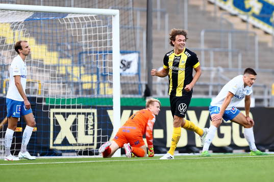 Hammarbys Kalle Björklund har gjort mål 0-1 och jublar