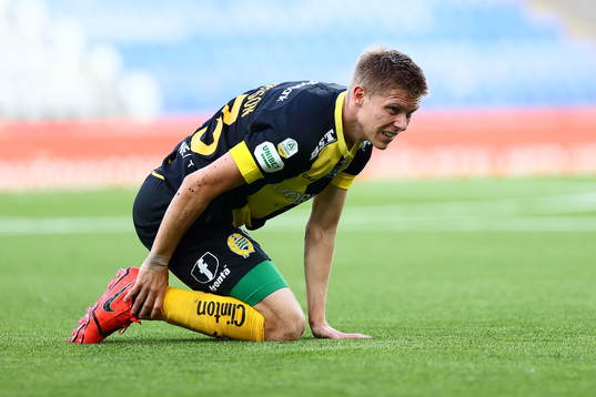 Hammarbys Aron Johansson tar sig för foten