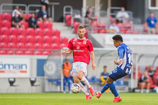 IFK Göteborgs Tobias Sana skjuter in 1-1 målet