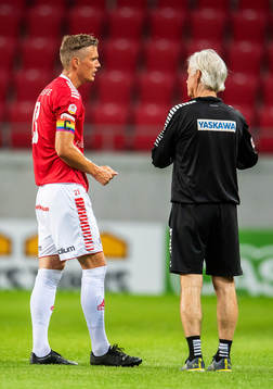 Kalmars tränare Nanne Bergstrand diskuterar med Viktor Elm