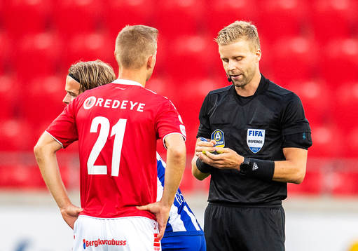 Domare Glenn Nyberg varnar Kalmars Erik Israelsson