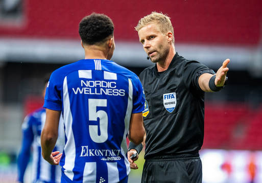 Domare Glenn Nyberg diskuterar med IFK Göteborgs Alexander
