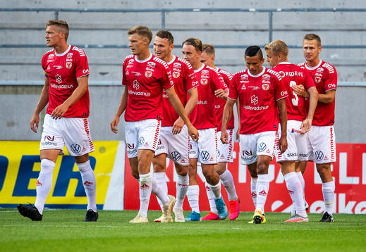 Kalmars Erik Israelsson, längst till höger, jublar med