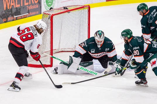 Malmö Redhawks Adam Brodecki med ett skott på