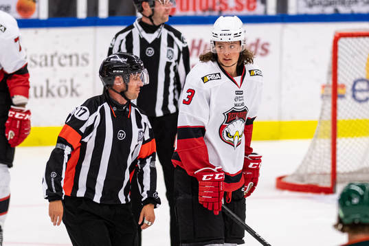 Malmö Redhawks Malte Setkov i samtal med domare Patric