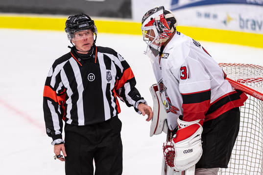 Domare Pehr Claesson och Malmö Redhawks målvakt Lars