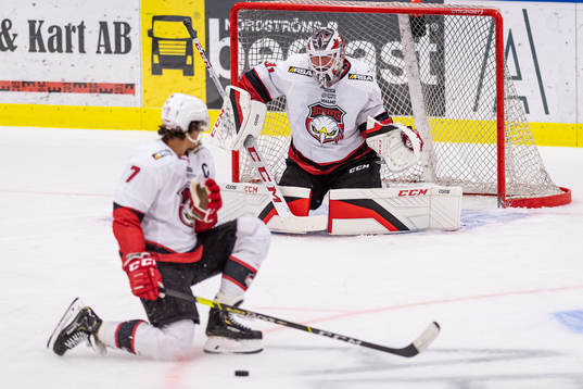 Malmö Redhawks Oliver Lauridsen täcker skott framför