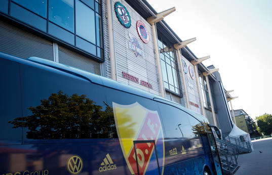 Djurgårdens spelarbuss utanför Behrn Arena