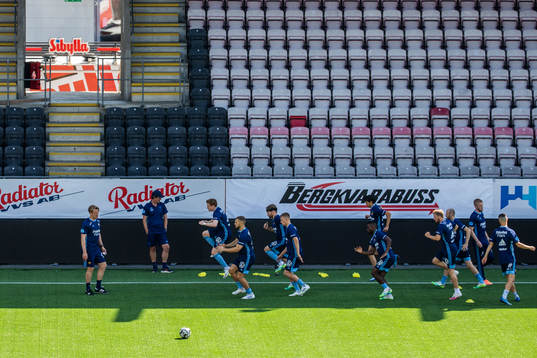 Djurgårdens spelare värmer upp i skuggan