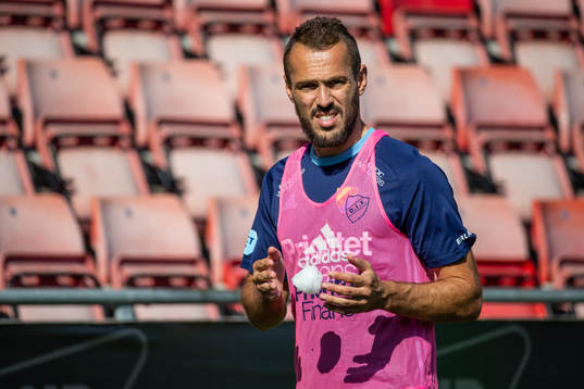 Djurgårdens Emir Kujovic värmer upp med en snöboll i