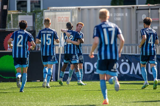 Djurgårdens Emmanuel Banda jublar med Aslak Witry