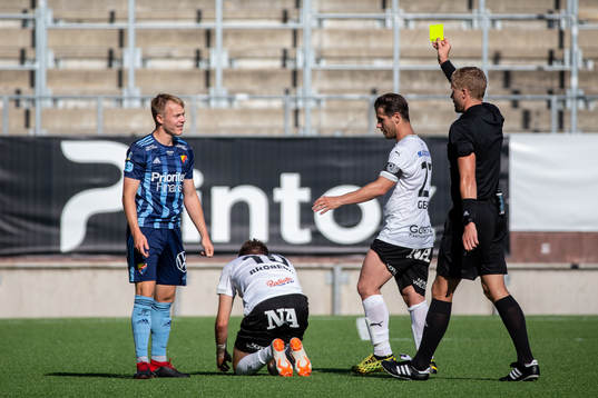 Djurgårdens Elliot Käck får gult kort