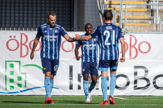 Djurgårdens Edward Chilufya jublar med lagkamrater