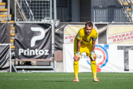 Örebros målvakt Oscar Jansson deppar