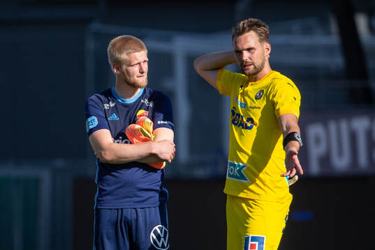 Djurgårdens Kalle Holmberg och Örebros målvakt Oscar